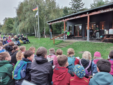 Das sind wir, zusammen mit den Jungscharen, beim Wanderpreis (ein Wettkampf verschiedener CVJM-Ortsgruppen).